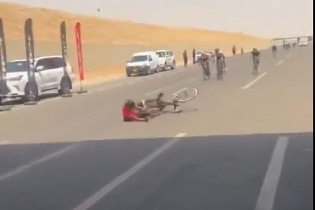 ciclista-comemora-antes-do-fim-da-prova-e-reviravolta-acontece;-assista