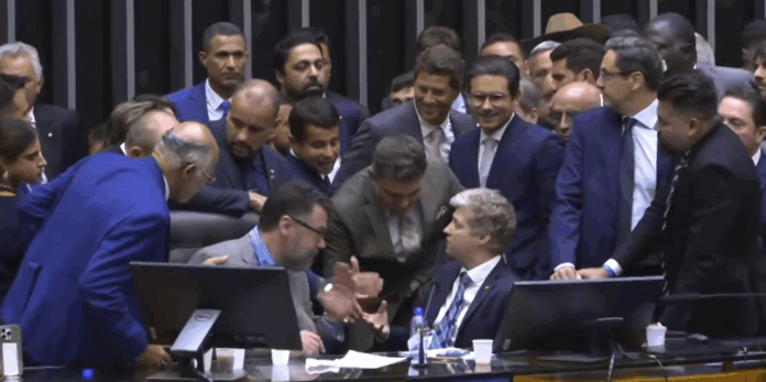 van-hattem-senta-em-cadeira-de-hugo-e-so-sai-apos-negociacao