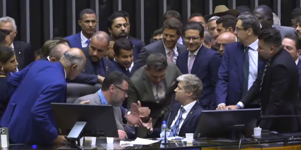 van-hattem-senta-em-cadeira-de-hugo-e-so-sai-apos-negociacao