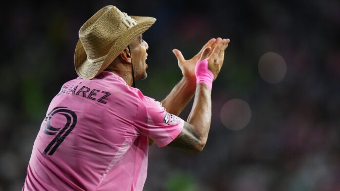 luis-suarez-marca-de-cavadinha-e-faz-homenagem-na-comemoracao;-veja