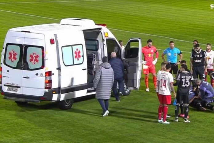 jogador-do-botafogo-deixa-campo-em-ambulancia-apos-choque-de-cabeca