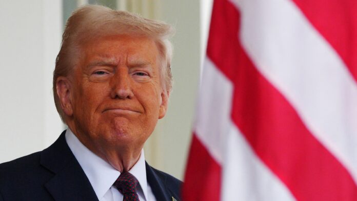 trump-comemora-tarifas-em-vigor-e-diz-que-“bilhoes-de-dolares”-vao-aos-eua