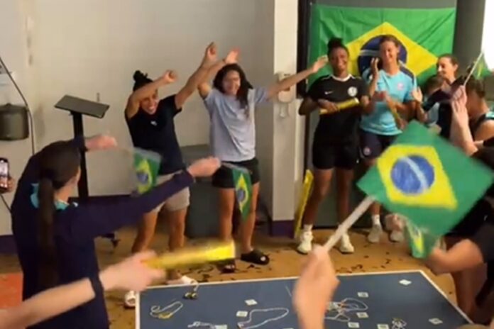 video:-time-dos-eua-faz-festa-para-marta-e-angelina-apos-copa-america