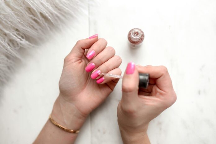 esmalte-em-gel-e-tradicional:-saiba-diferencas-e-vantagens-das-esmaltacoes