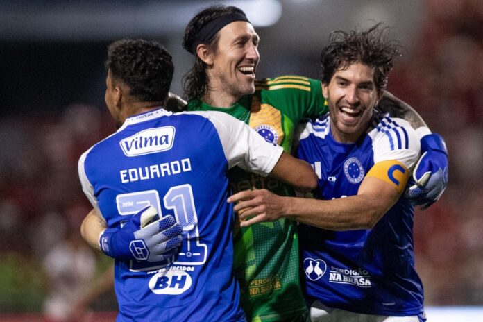 com-um-gol-em-cada-tempo,-cruzeiro-vence-crb-e-segue-na-copa-do-brasil