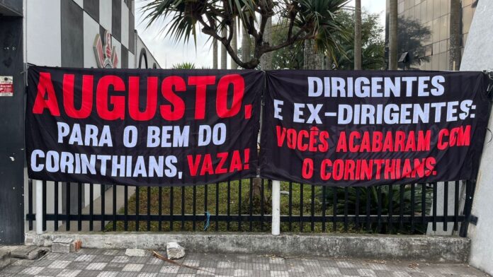 torcida-do-corinthians-protesta-em-votacao-de-impeachment:-“augusto,-vaza”