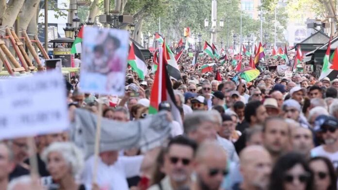 centenas-marcham-em-apoio-aos-palestinos-em-barcelona