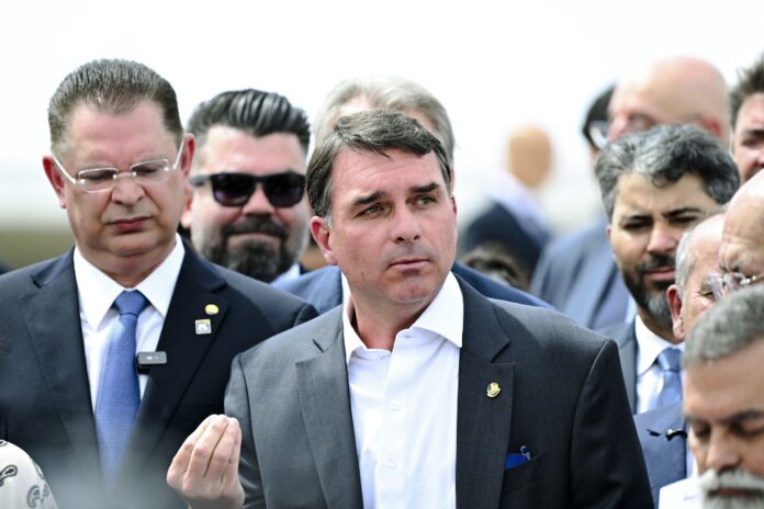 flavio-diz-que-bolsonaro-e-preso-politico-e-critica-medidas-no-dia-dos-pais