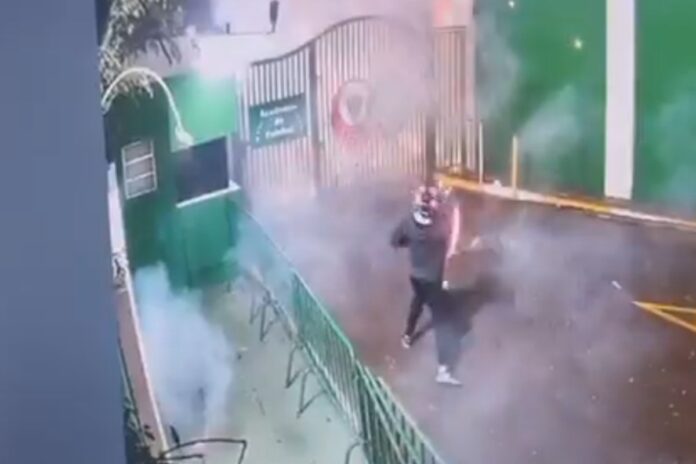 video:-ct-do-palmeiras-e-vandalizado-com-bombas-e-rojoes-em-madrugada