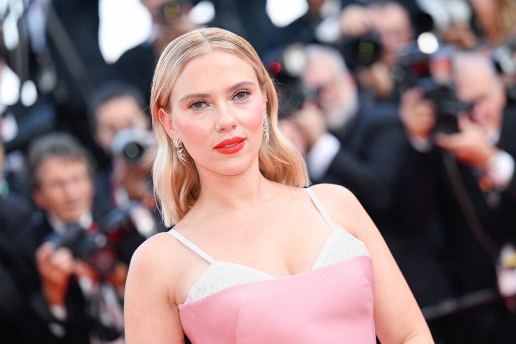 a-inusitada-coincidencia-entre-scarlett-johansson-e-a-banda-ac/dc