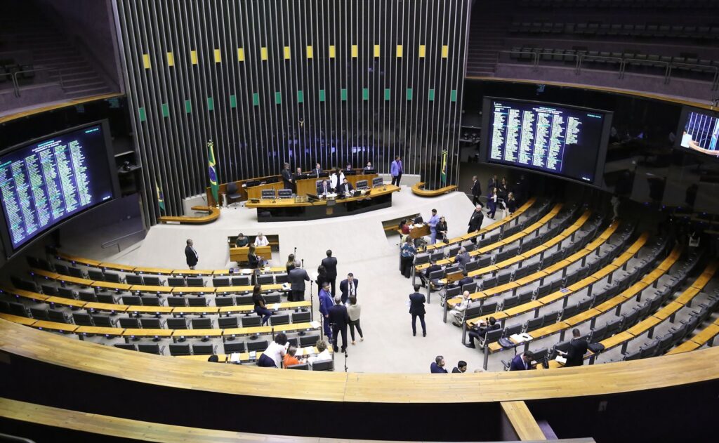 apos-denuncia-de-felca,-hugo-fala-em-pautar-projeto-em-defesa-de-criancas
