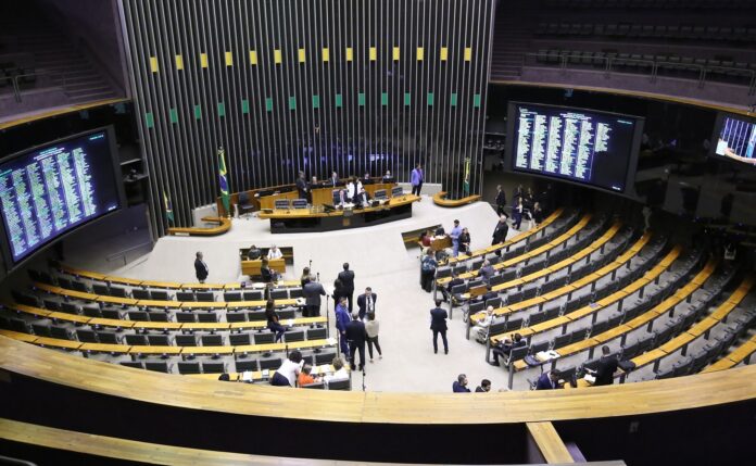 apos-denuncia-de-felca,-hugo-fala-em-pautar-projeto-em-defesa-de-criancas
