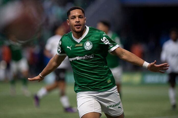 brasileirao:-em-meio-a-protestos,-palmeiras-vence-ceara-de-virada
