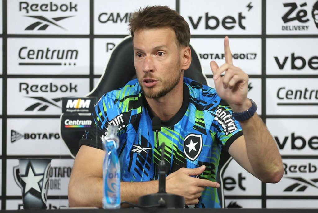 neto-e-apresentado-pelo-botafogo-e-comenta-concorrencia-pela-posicao