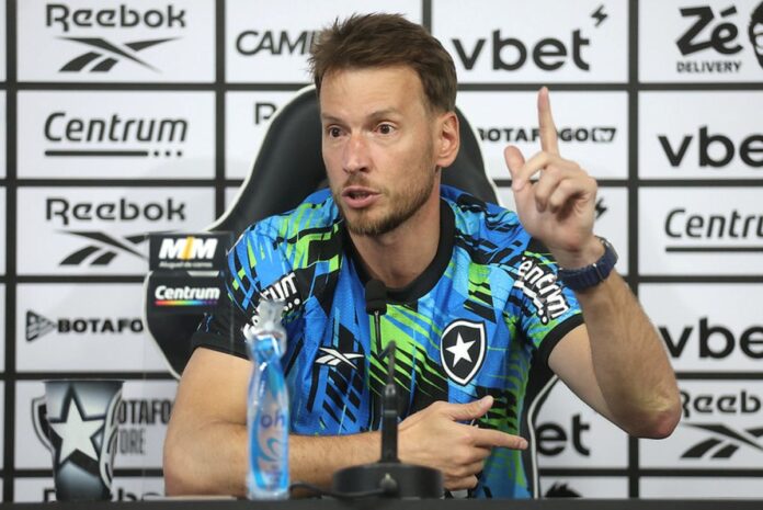 neto-e-apresentado-pelo-botafogo-e-comenta-concorrencia-pela-posicao