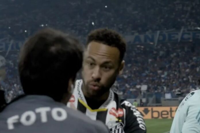 fotografo-e-expulso-de-partida-apos-esbarrar-em-neymar;-entenda