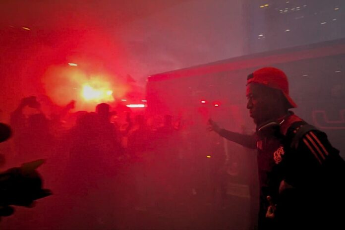 torcida-do-internacional-recepciona-equipe-com-“rua-de-fogo”-no-rj