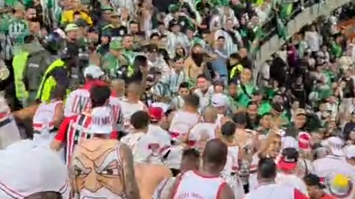 atletico-nacional-x-sao-paulo-tem-confusao-de-torcedores-na-arquibancada