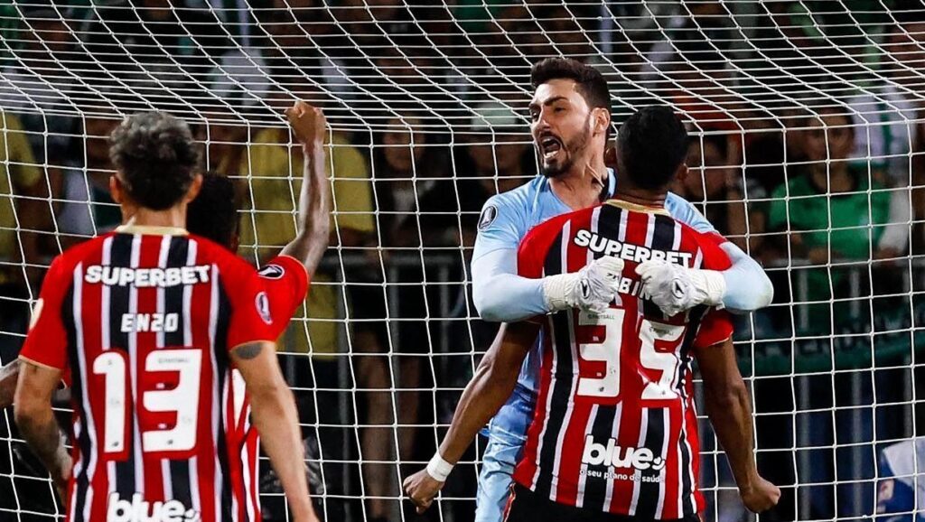 sao-paulo:-rafael-abre-o-jogo-sobre-duelo-com-cardona-em-penaltis-perdidos