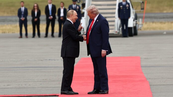 trump-e-putin-se-cumprimentam-durante-chegada-para-cupula-no-alasca