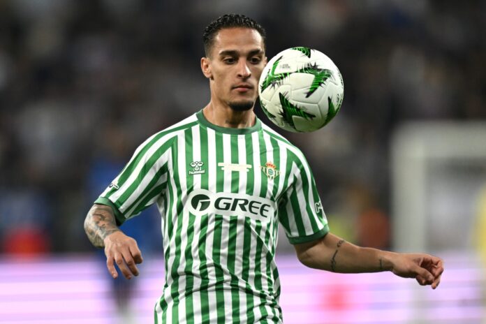 real-betis-mantem-esperanca-por-antony-e-deixa-numero-7-livre