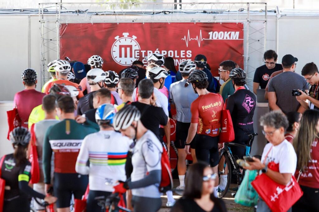 metropoles-endurance-cycling:-atletas-retiram-kits-e-celebram-disputa