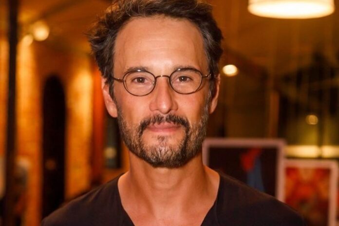 rodrigo-santoro-celebra-homenagem-no-festival-de-gramado