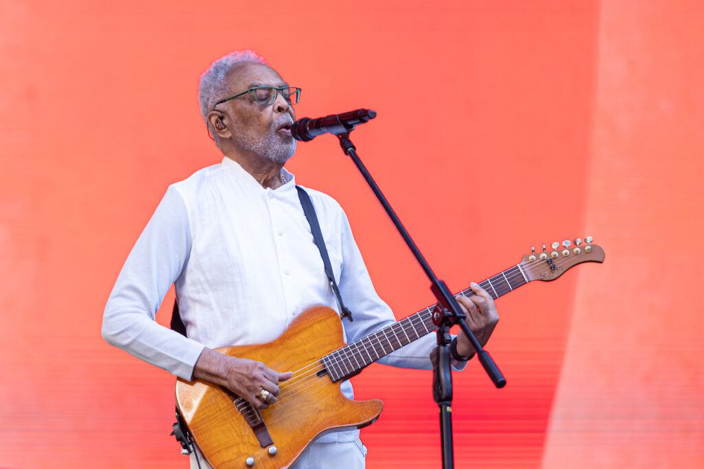 gilberto-gil-retorna-aos-palcos-e-emociona-ao-cantar-para-preta