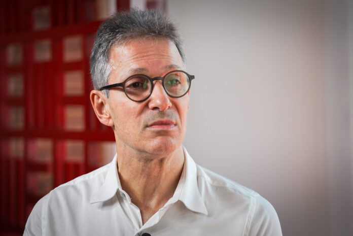 legiao-urbana-notifica-zema-por-uso-indevido-de-que-pais-e-este