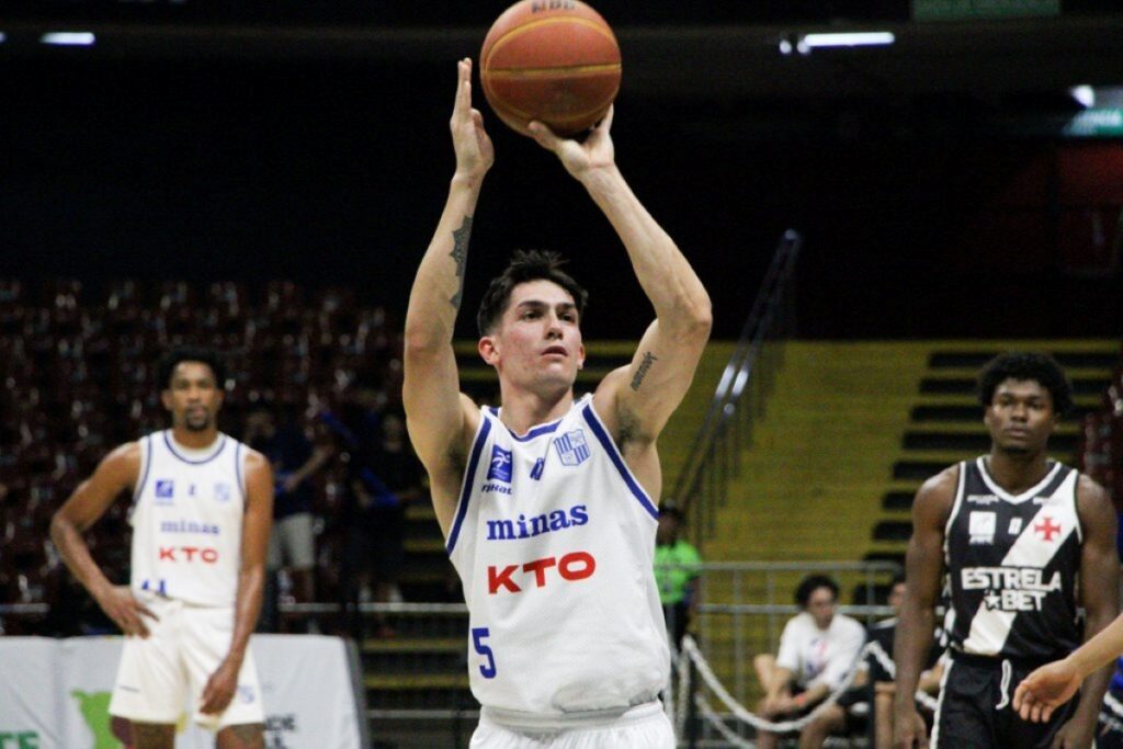 armador-recem-contratado-pelo-flamengo-sofre-acidente-de-moto-no-rio