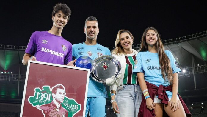 fluminense-faz-homenagem-a-fabio-por-recorde-de-jogos-no-futebol-mundial