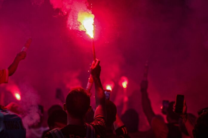 video:-torcedores-do-internacional-promovem-“rua-de-fogo”-no-beira-rio