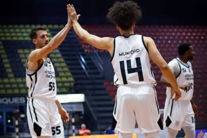 armador-do-corinthians-basquete-e-homenageado-apos-mil-assistencias