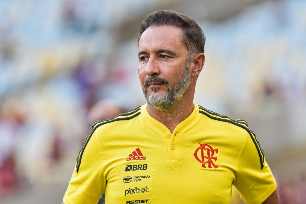 “se-tivesse-bola-de-cristal…”,-diz-vitor-pereira-sobre-periodo-no-brasil