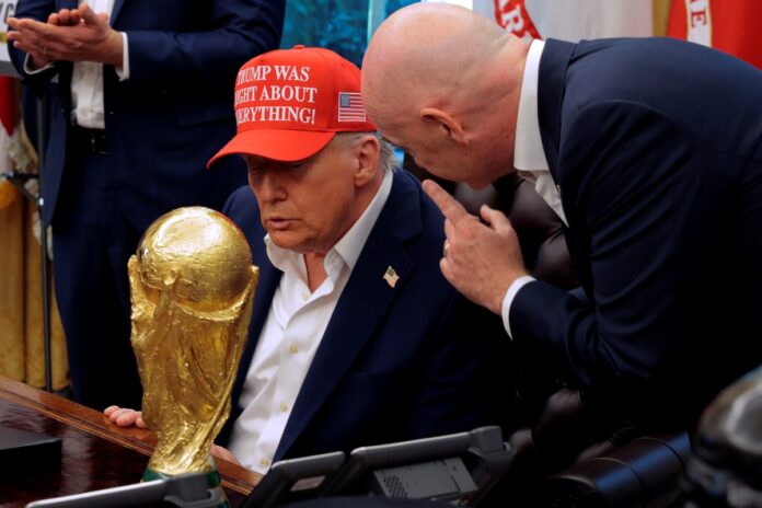 “posso-ficar-com-ela?”,-brinca-trump-ao-segurar-taca-da-copa-do-mundo