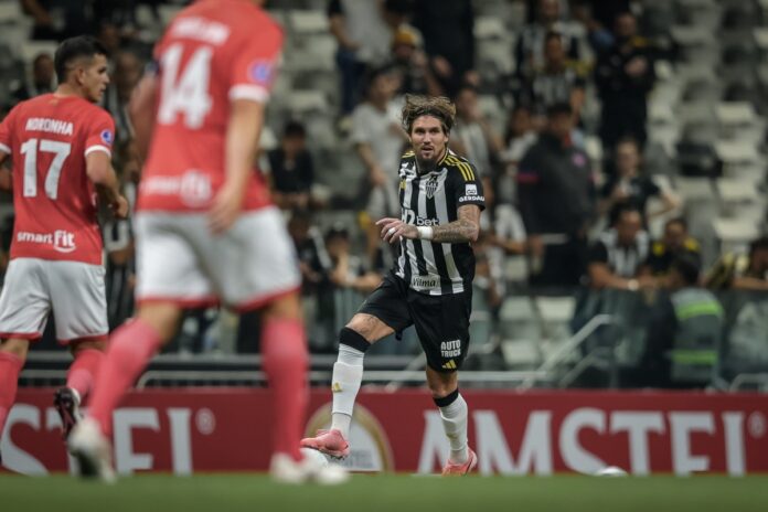 lyanco-faz-escudo-do-atletico-mg-no-cabelo-antes-de-classico-mineiro