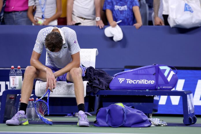 tenista-russo-perde,-se-revolta-e-quebra-raquete-no-us-open;-assista