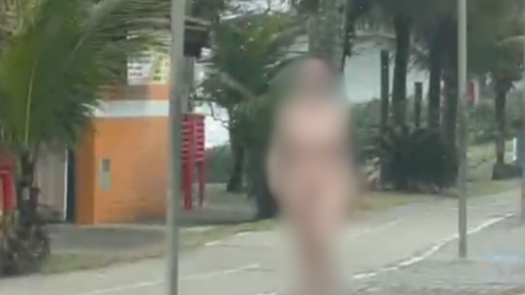 mulher-presa-nua-em-praia-apos-matar-o-pai-contrata-ex-defesa-de-cupertino