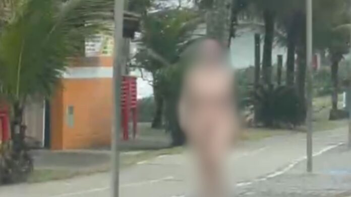 mulher-presa-nua-em-praia-apos-matar-o-pai-contrata-ex-defesa-de-cupertino