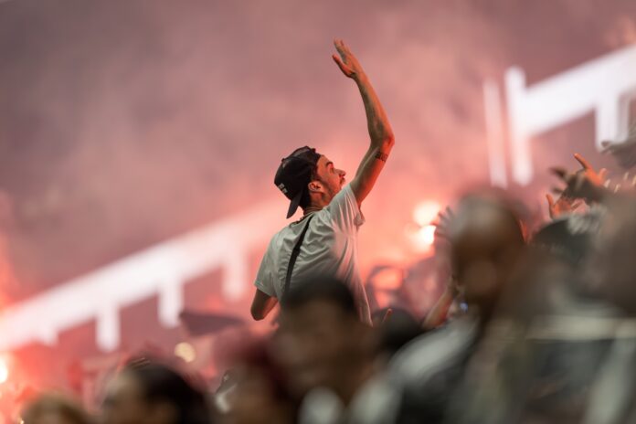 torcedores-de-galo-e-cruzeiro-fazem-festa-antes-de-duelo-decisivo