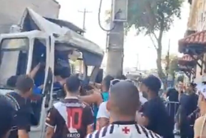 caminhao-desgovernado-bate-no-muro-de-sao-januario-e-deixa-feridos