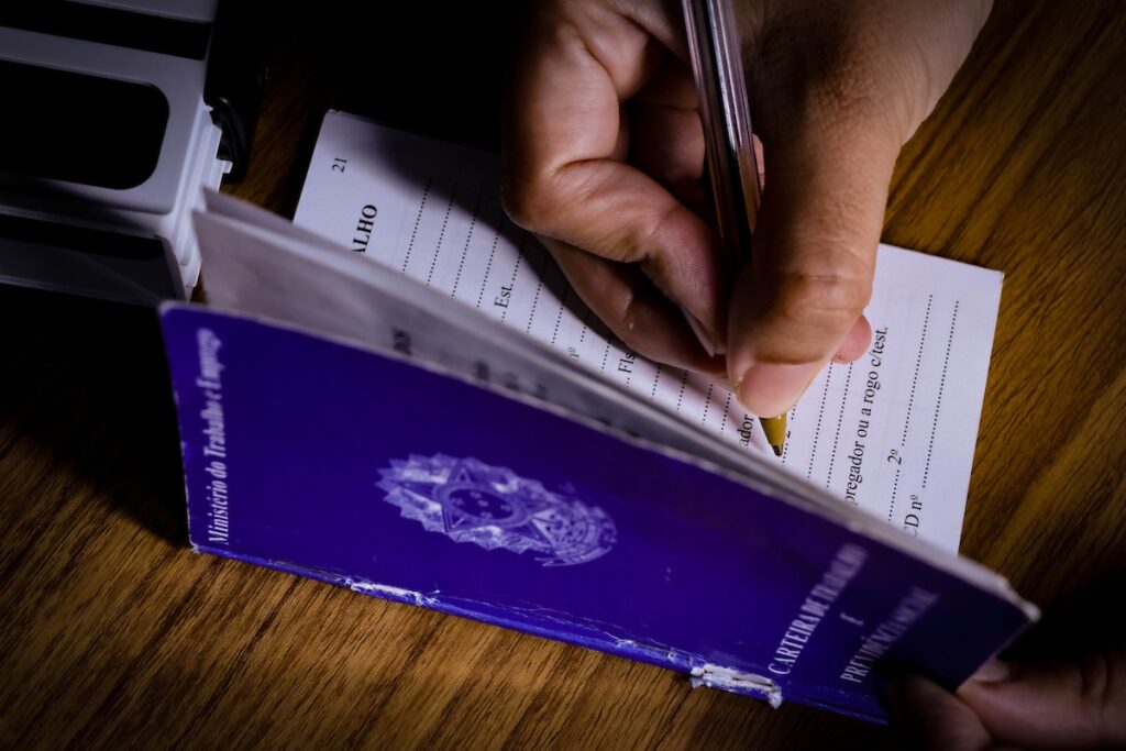 caged:-brasil-cria-129.775-mil-empregos-com-carteira-assinada-em-julho