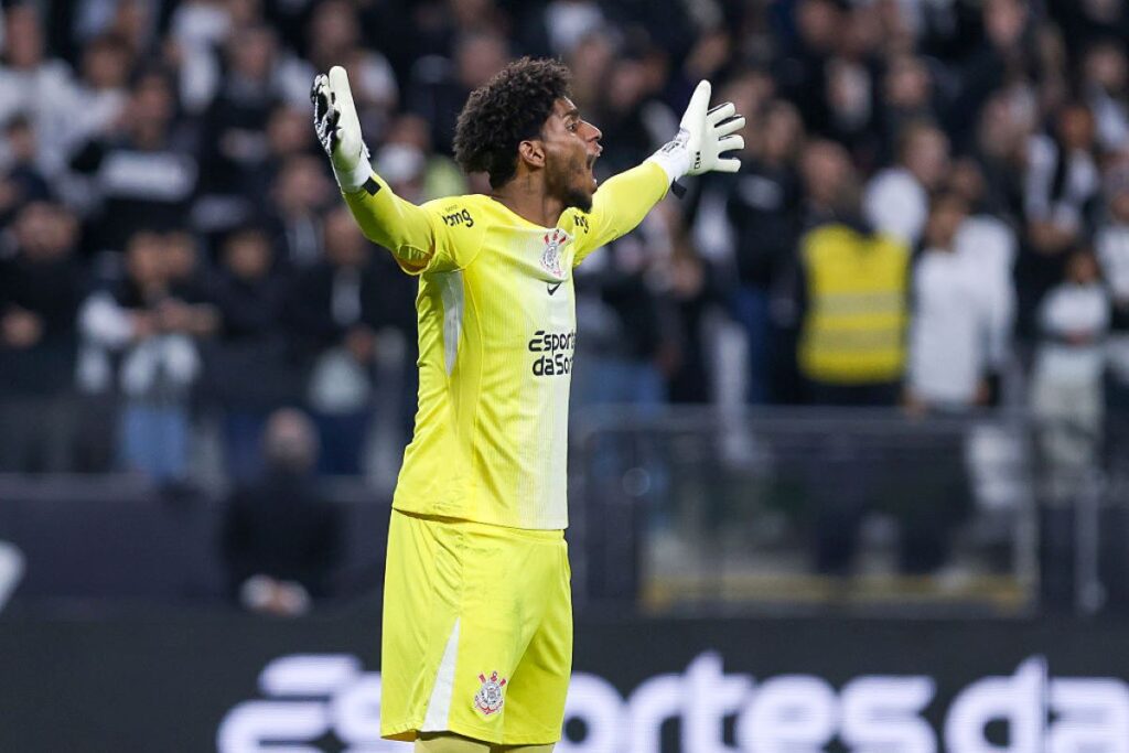 torcedor-sem-camisa-invade-campo-e-empurra-hugo-souza;-veja