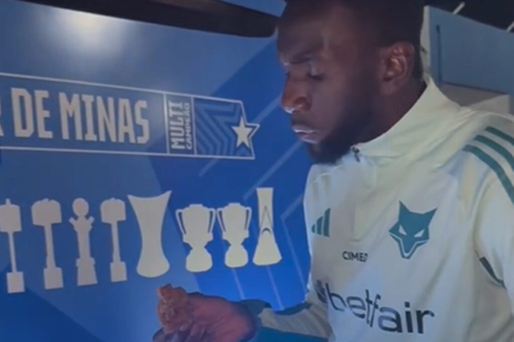 video:-atacante-do-cruzeiro-provoca-atletico-mg-com-frango-frito