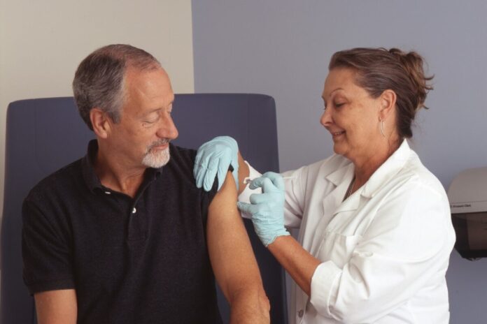 vacina-contra-herpes-zoster-reduz-risco-de-avc-e-infarto,-diz-estudo