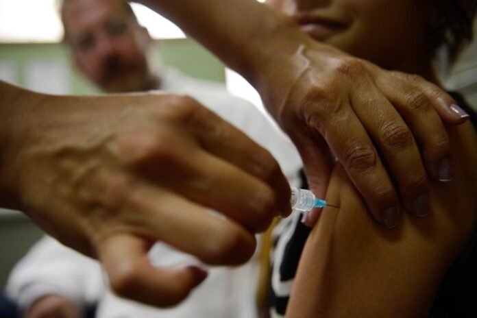 hpv:-brasil-supera-media-global-de-vacinacao,-mas-adesao-ainda-e-baixa