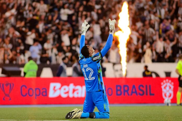goleiro-do-botafogo-volta-a-ser-especulado-em-time-da-premier-league