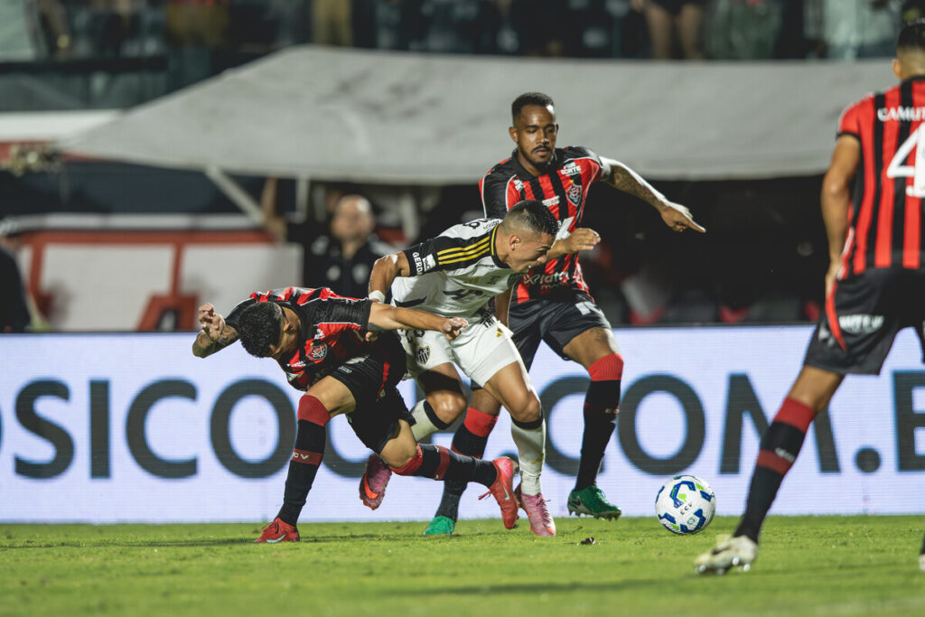 com-golaco,-vitoria-vence-atletico-mg-e-sai-da-zona-da-degola