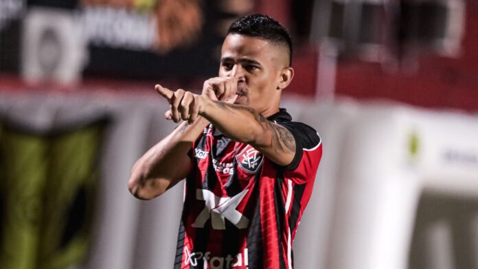 com-gol-relampago,-vitoria-bate-atletico-mg-e-deixa-o-z4-do-brasileirao