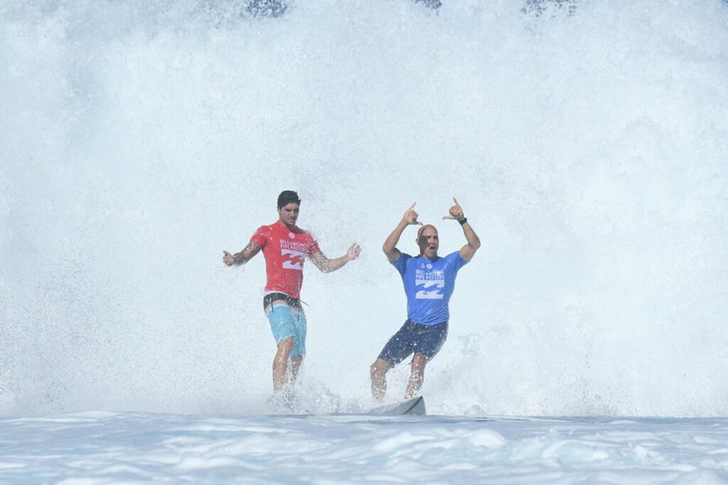 medina-faz-kelly-slater-provar-morango-do-amor:-“nao-consigo-mastigar”